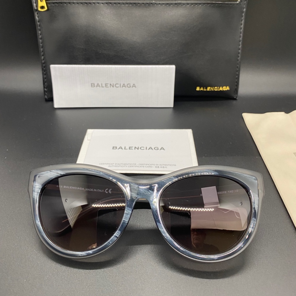 Brand new BALENCIAGA LADIES SUNGLASSESunisex
